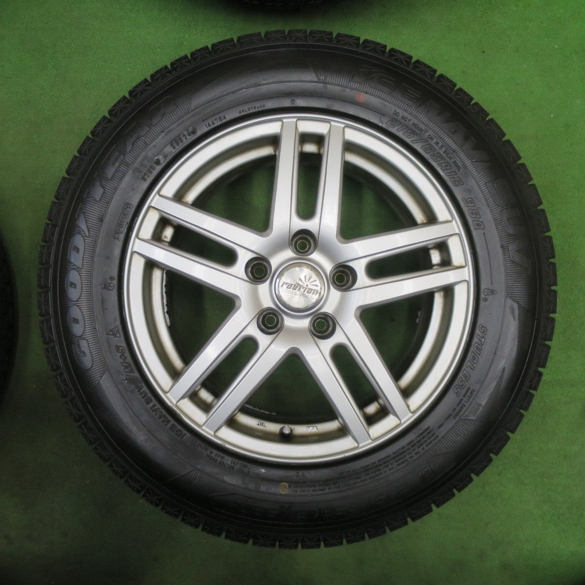 バリ溝！24年！9.5分★スタッドレス 215/65R16 グッドイヤー アイスナビ SUV ravrion ラブリオン 16インチ PCD114.3/5H★6021204TTス