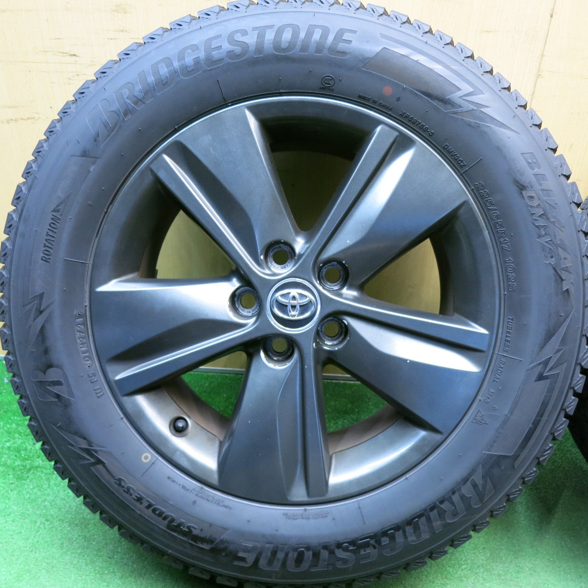 バリ溝！9.5分★トヨタ 60系 ハリアー 純正 225/65R17 スタッドレス ブリヂストン ブリザック DM-V3 17インチ PCD114.3/5H★6043002HAス