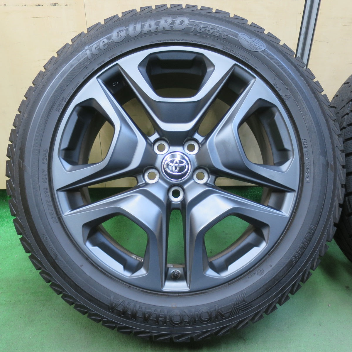 バリ溝！23年！キレイ！ほぼ10分★トヨタ RAV4 純正 235/55R19 スタッドレス ヨコハマ アイスガード iG52C 19インチ PCD114.3/5H★5112101イス