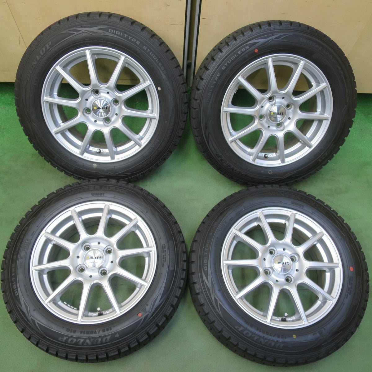 バリ溝！キレイ！9.5分以上◎スタッドレス 165/70R14 ダンロップ ウインターマックス WM01 smart MANARAY SPORT スマート マナレイ スポーツ 14インチ PCD100/4H◎6071805イス