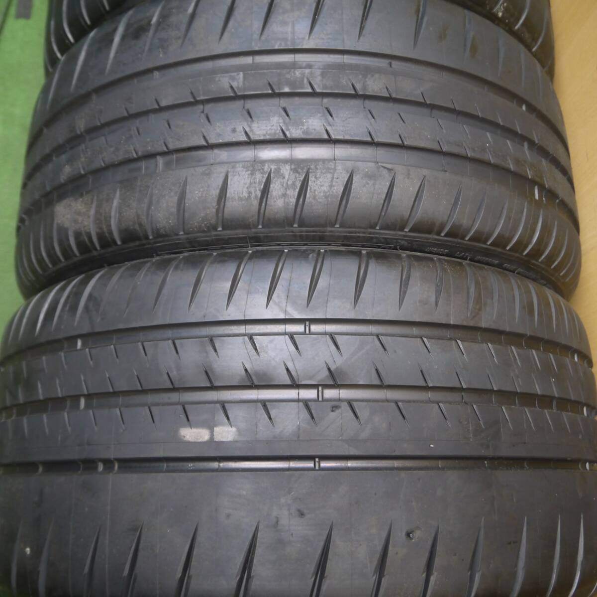 *送料無料* バリ溝！22年！9.5分★235/40R18 265/35R18 ミシュラン パイロット スポーツ CUP2 タイヤ ポルシェ等★3082104Hノタ