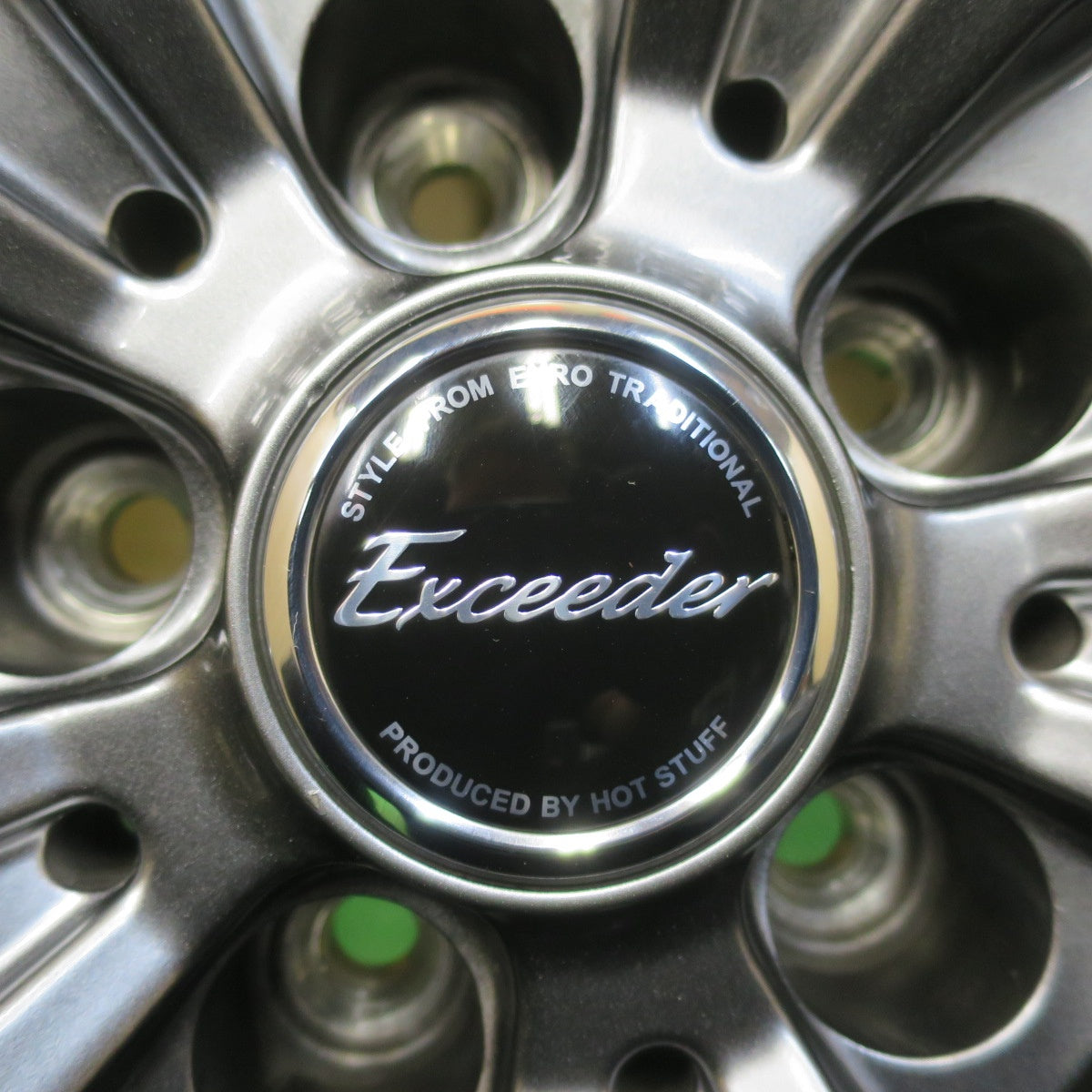バリ溝！22年！キレイ！9.5分以上★スタッドレス 225/60R18 トーヨー ウインター トランパス TX Exceeder エクシーダー 18インチ PCD114.3/5H★5042402イス