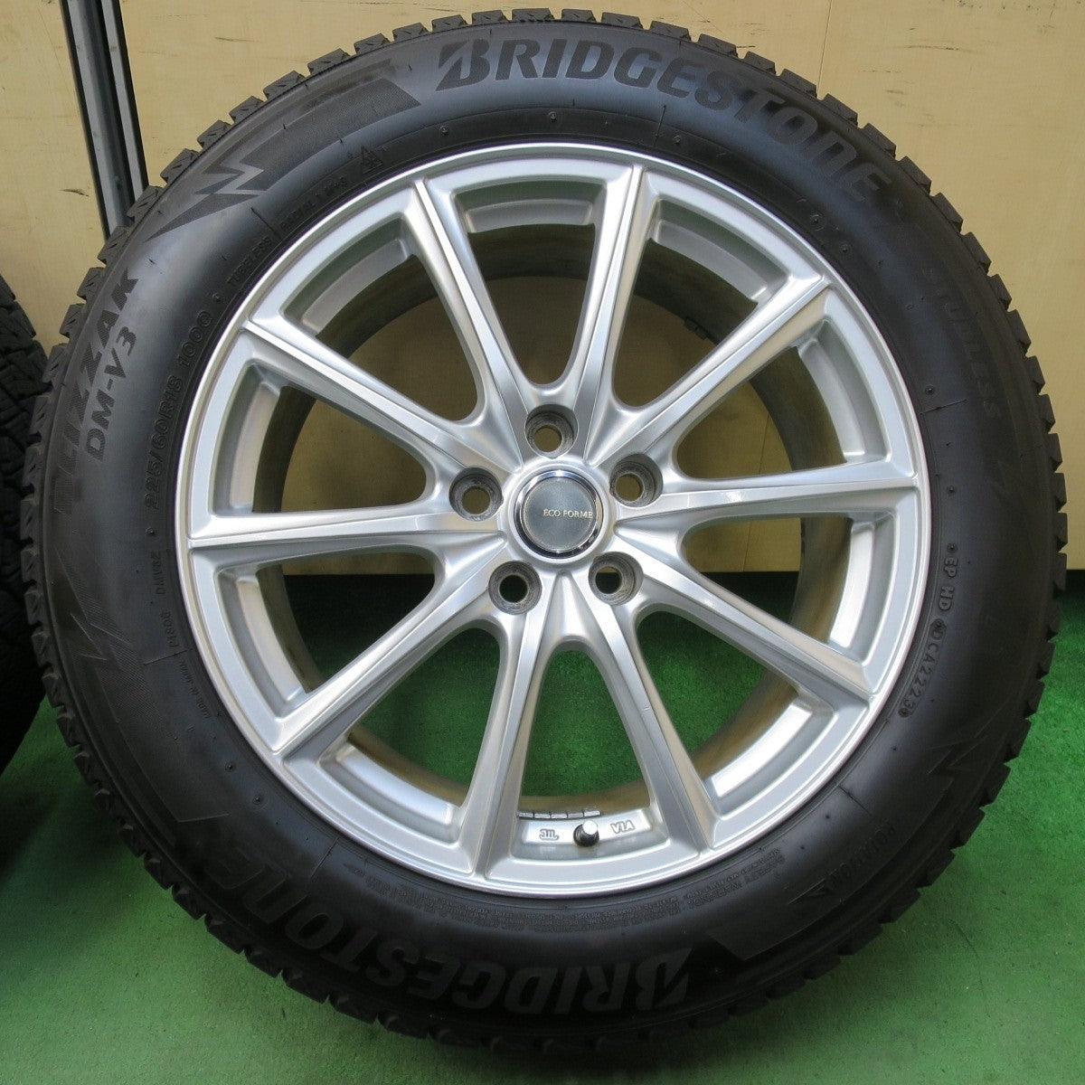 バリ溝！23年！キレイ！9.5分★スタッドレス 225/60R18 ブリヂストン ブリザック DM-V3 ECO FORME エコフォルム 18インチ PCD114.3/5H★5040501イス
