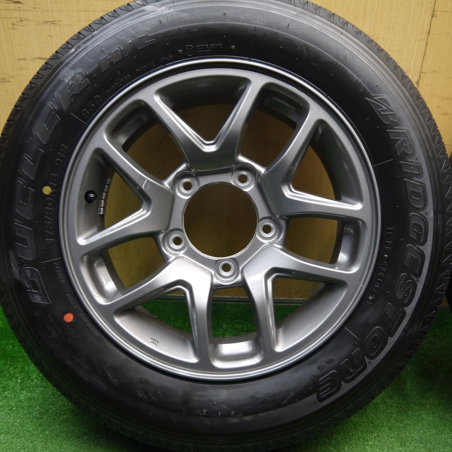 新車外し！25年★スズキ JB64 ジムニー 純正 ENKEI 175/80R16 ブリヂストン デューラー H/L 852 エンケイ 16インチ PCD139.7/5H★6020911Hノ