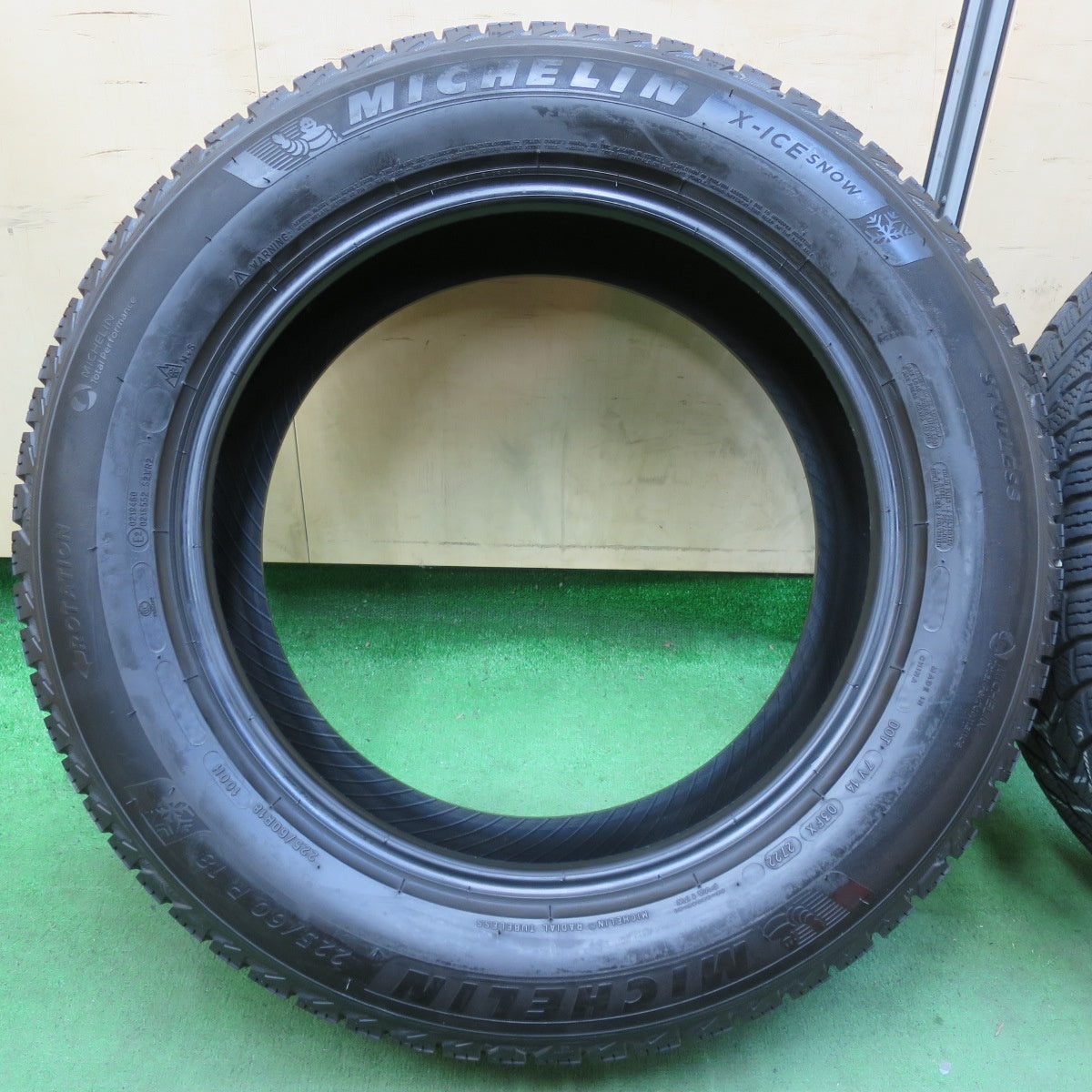 [送料無料] バリ溝！22年！9.5分以上★スタッドレス 225/60R18 ミシュラン X-ICE SNOW タイヤ 18インチ アルファード ヴェルファイア ハリアー RAV4 等★5011102イスタ