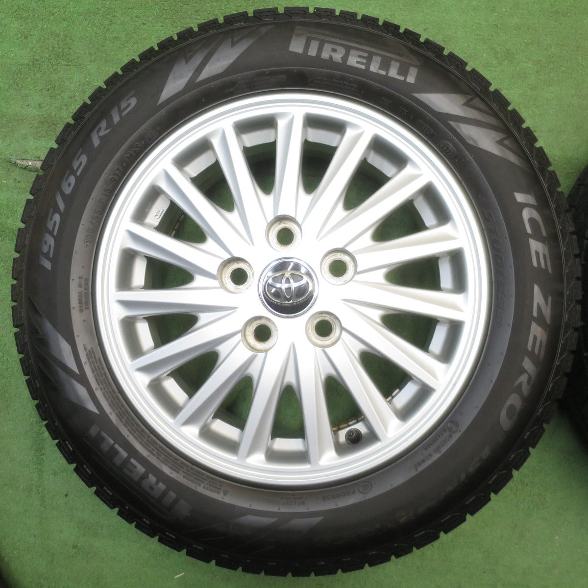 バリ溝！22年！キレイ！9分★トヨタ 80系 ノア ヴォクシー 純正 195/65R15 スタッドレス ピレリ アイスゼロ アシンメトリコ 15インチ PCD114.3/5H★6042908NJス