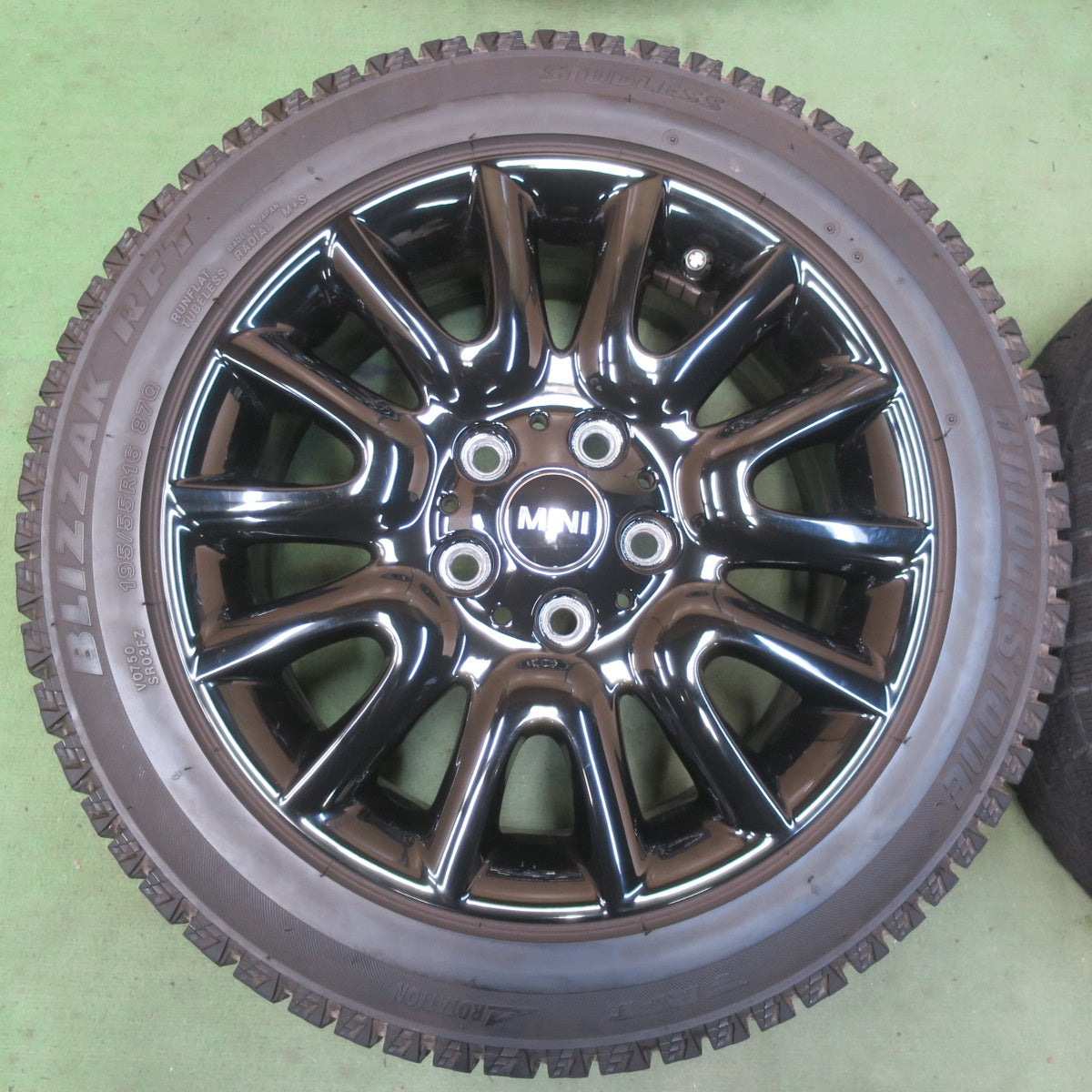 バリ溝！キレイ！9.5分◎MINI ミニ F55 F56 F57 純正 ビクトリースポーク 495 195/55R16 スタッドレス ブリヂストン ブリザック RFT 16インチ PCD112/5H◎6062608イス
