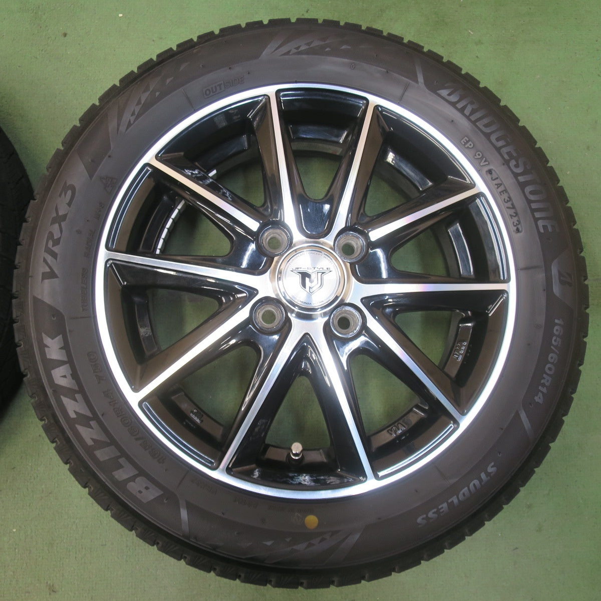 バリ溝！23年！キレイ！9分◎スタッドレス 165/60R14 ブリヂストン ブリザック VRX3 JP-STYLE JPスタイル 軽サイズ エブリィ 等 14インチ PCD100/4H◎6093002イス