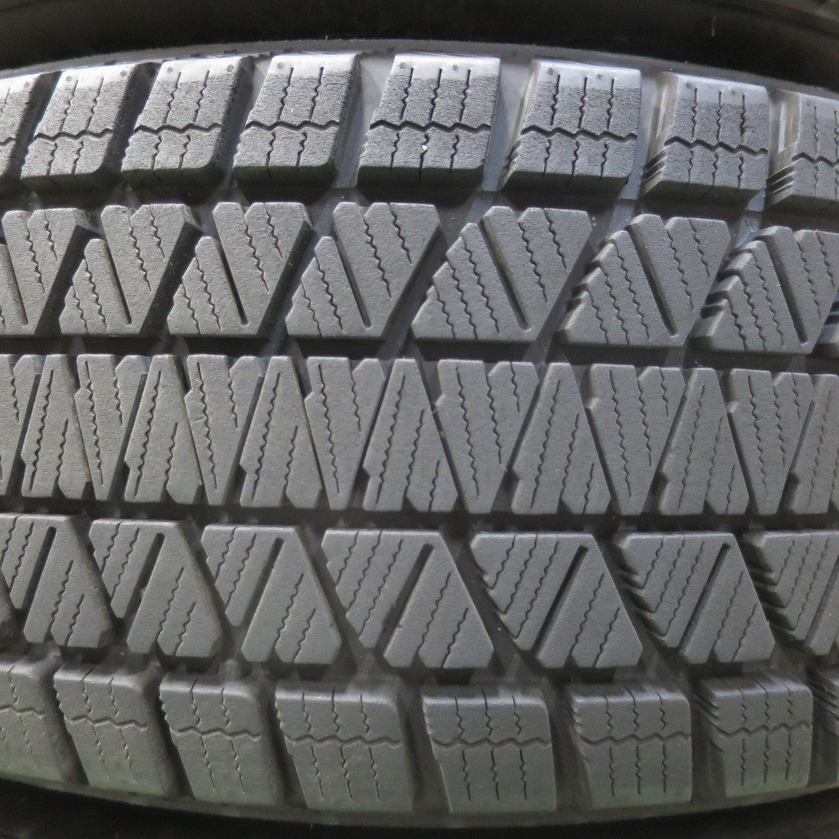 バリ溝！23年！キレイ！9.5分★スタッドレス 225/65R17 ブリヂストン ブリザック DM-V3 TIRADO Eta LA STRADA ティラード ラストラーダ 17インチ PCD114.3/5H★5120201イス