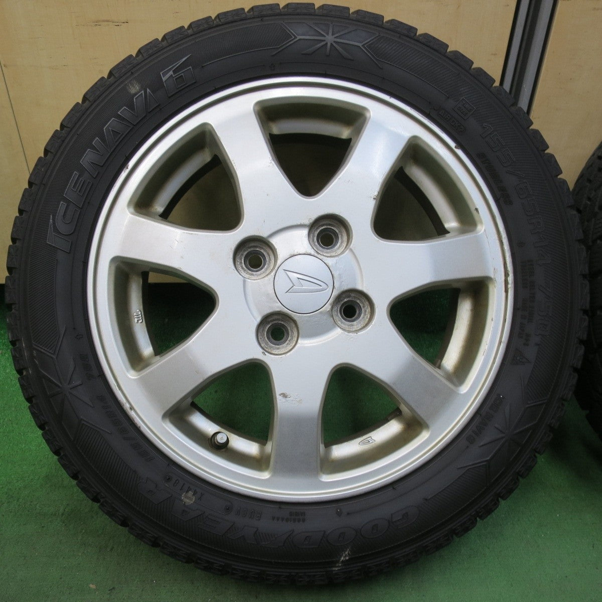 バリ溝！9.5分以上★ダイハツ ムーヴ 純正 155/65R14 スタッドレス グッドイヤー アイスナビ6 14インチ PCD100/4H★5033107イス
