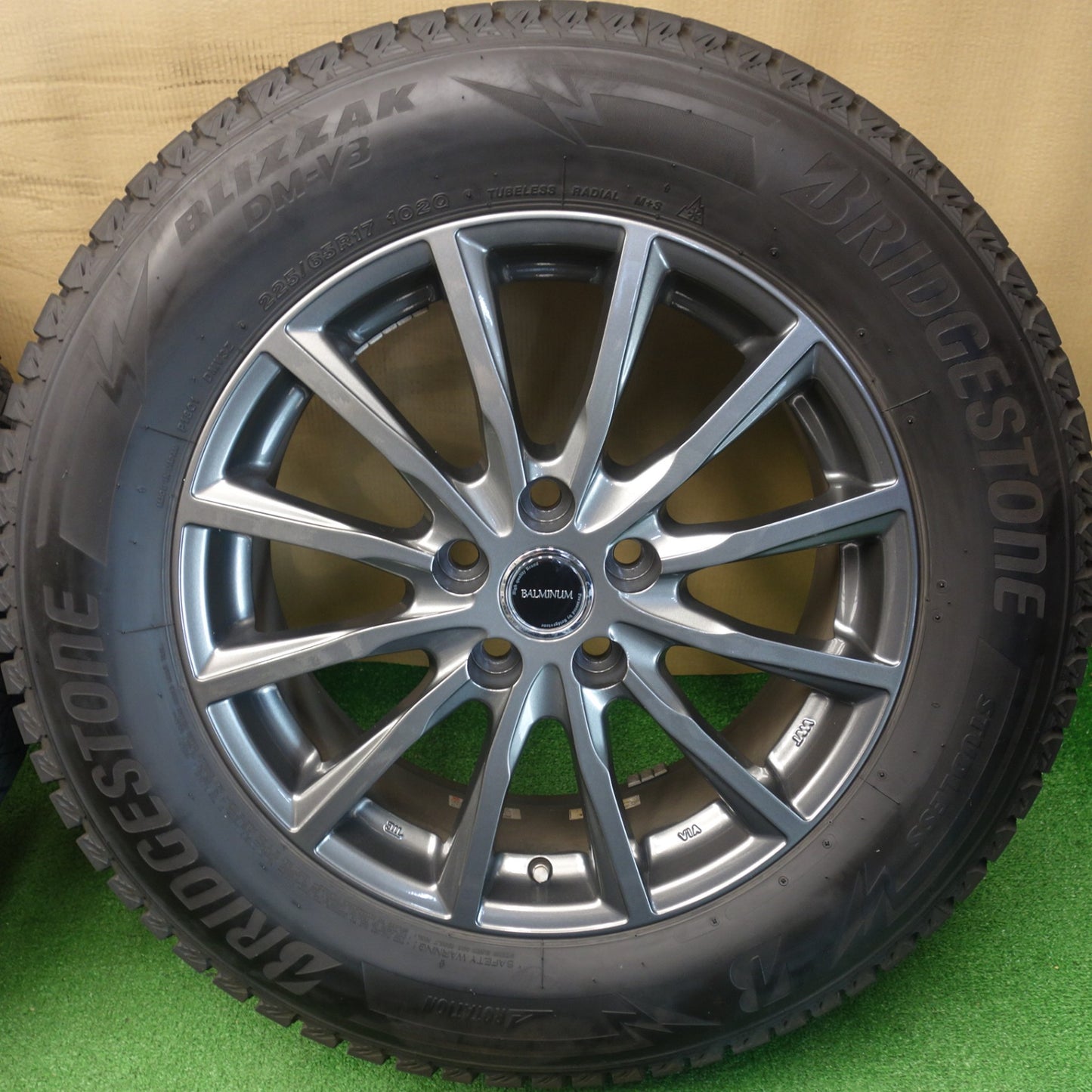 バリ溝！24年！キレイ！9.5分★スタッドレス 225/65R17 ブリヂストン ブリザック DM-V3 BALMINUM AR12 バルミナ 17インチ PCD114.3/5H★6051102KTス