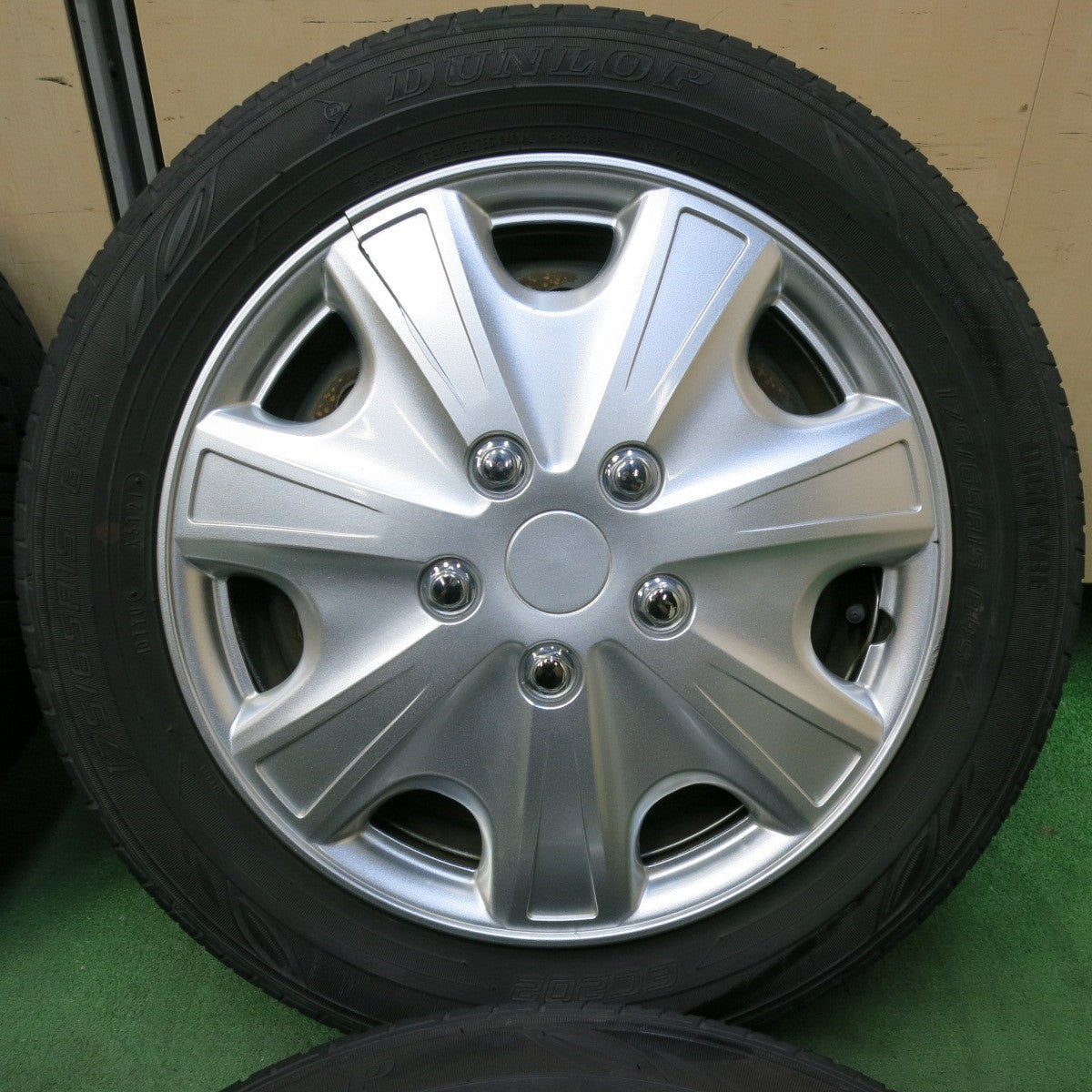 バリ溝！21年！9分★175/65R15 ダンロップ EC202 スチール 社外 ホイール キャップ カバー 15インチ PCD100/4H★5061313SYノ