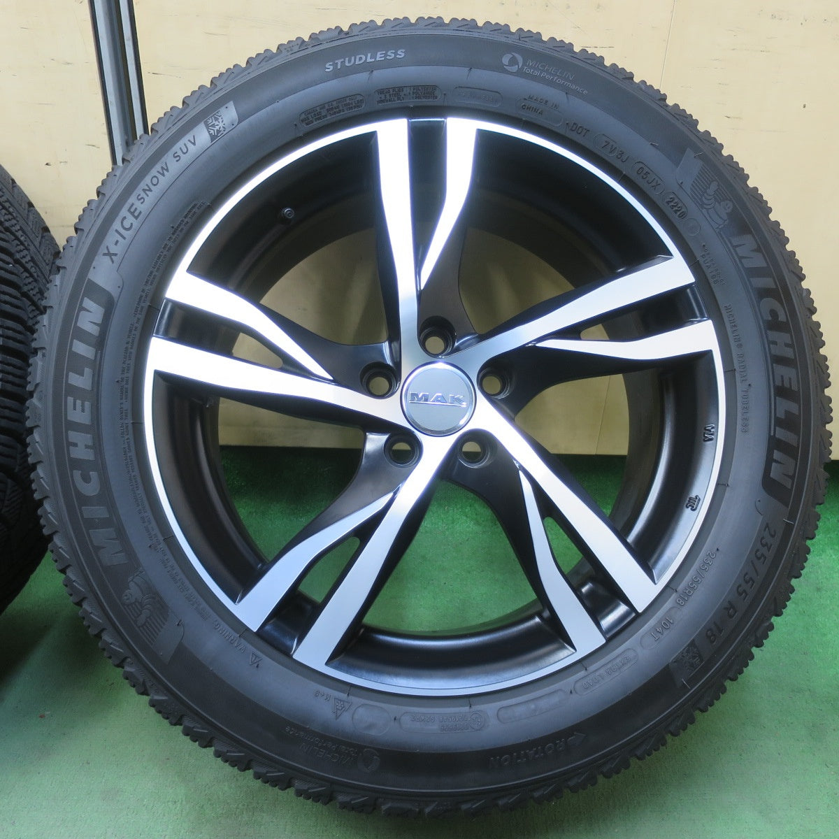 バリ溝！キレイ！9分★ボルボ 等 MAK STOCKHOLM 235/55R18 スタッドレス ミシュラン X-ICE SNOW SUV ストックホルム 18インチ PCD108/5H★6042806イス
