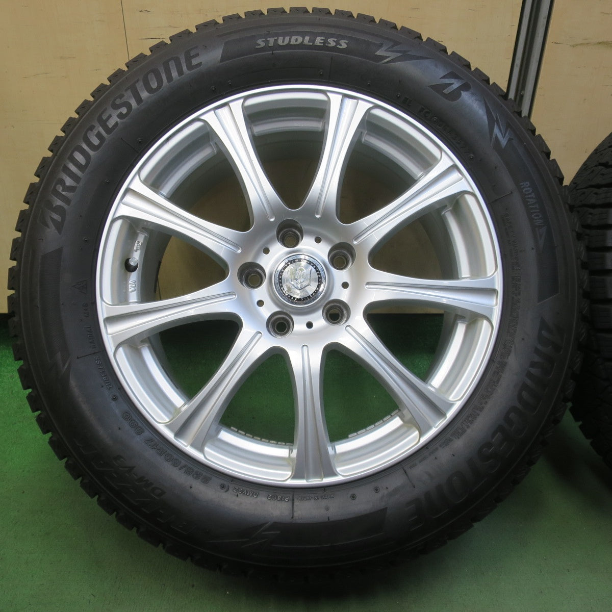 バリ溝！22年！9.5分◎スタッドレス 225/60R17 ブリヂストン ブリザック DM-V3 Slayer 社外 アルミ 17インチ PCD114.3/5H◎6062001イス