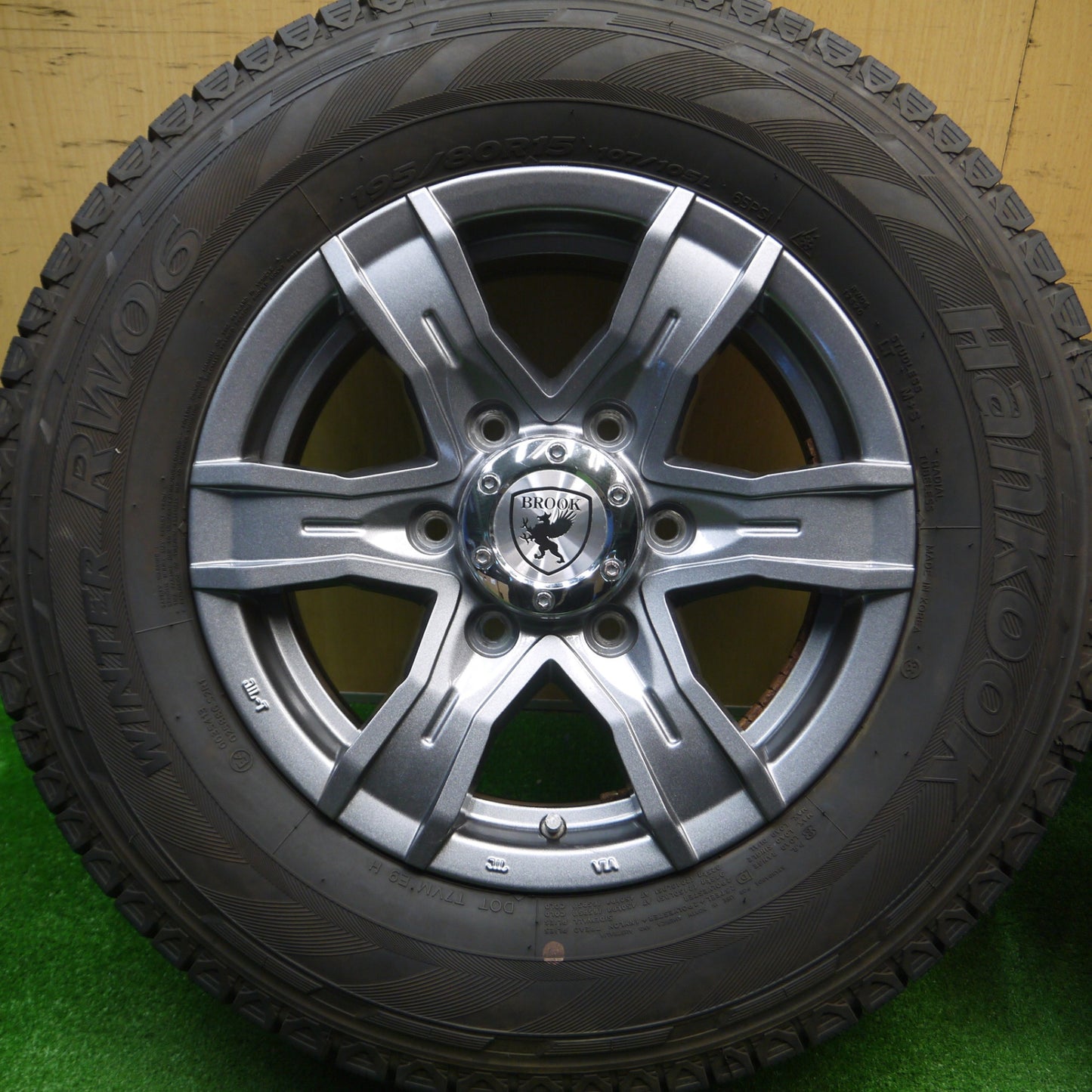 [送料無料] バリ溝！22年！キレイ！9.5分以上★スタッドレス ハイエース 等 195/80R15 107/105L ハンコック ウインター RW06 BROOK 15インチ PCD139.7/6H★4112503Hス