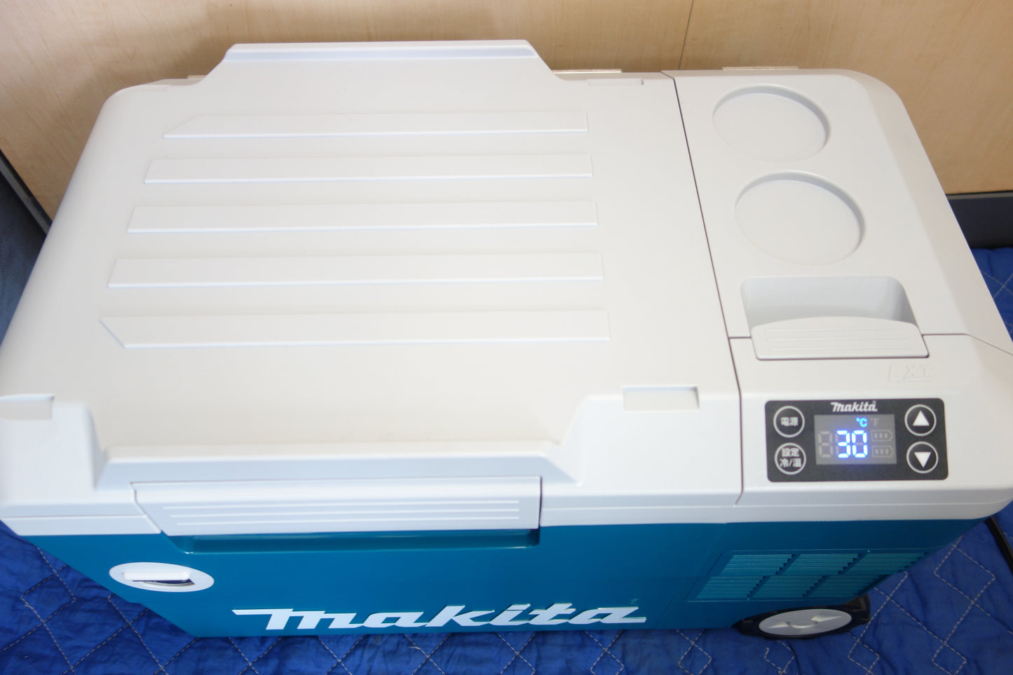 [送料無料] 美品！付属品付き☆マキタ 充電式 保冷温庫 CW180D 容量 20L ポータブル 保冷庫 保温庫 クーラーボックス makita☆
