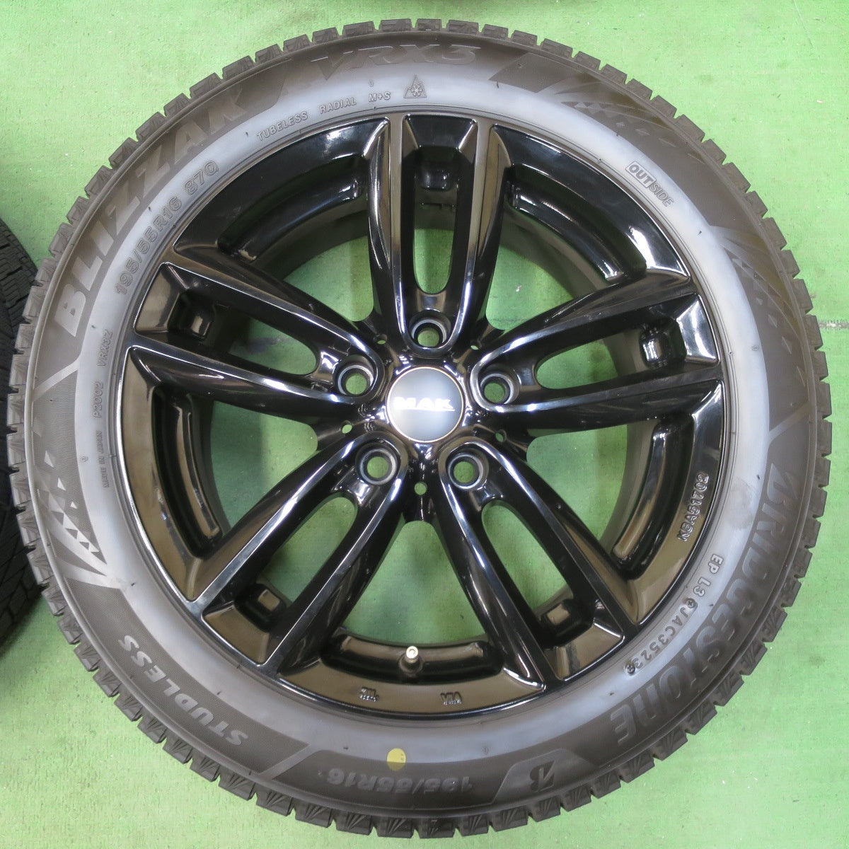 [送料無料] バリ溝！23年！キレイ！9.5分★MINI ミニ 等 MAK オクスフォード 195/55R16 スタッドレス ブリヂストン ブリザック VRX3 16インチ PCD112/5H★5032910イス