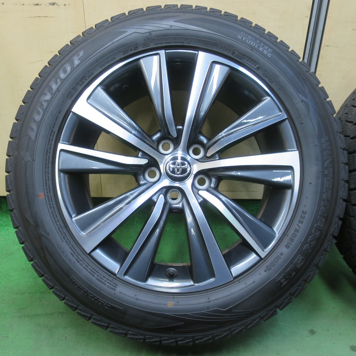 バリ溝！キレイ！9分★トヨタ 80系 ハリアー Gグレード 純正 225/60R18 スタッドレス ダンロップ ウインターマックス SJ8 18インチ PCD114.3/5H★5122906イス