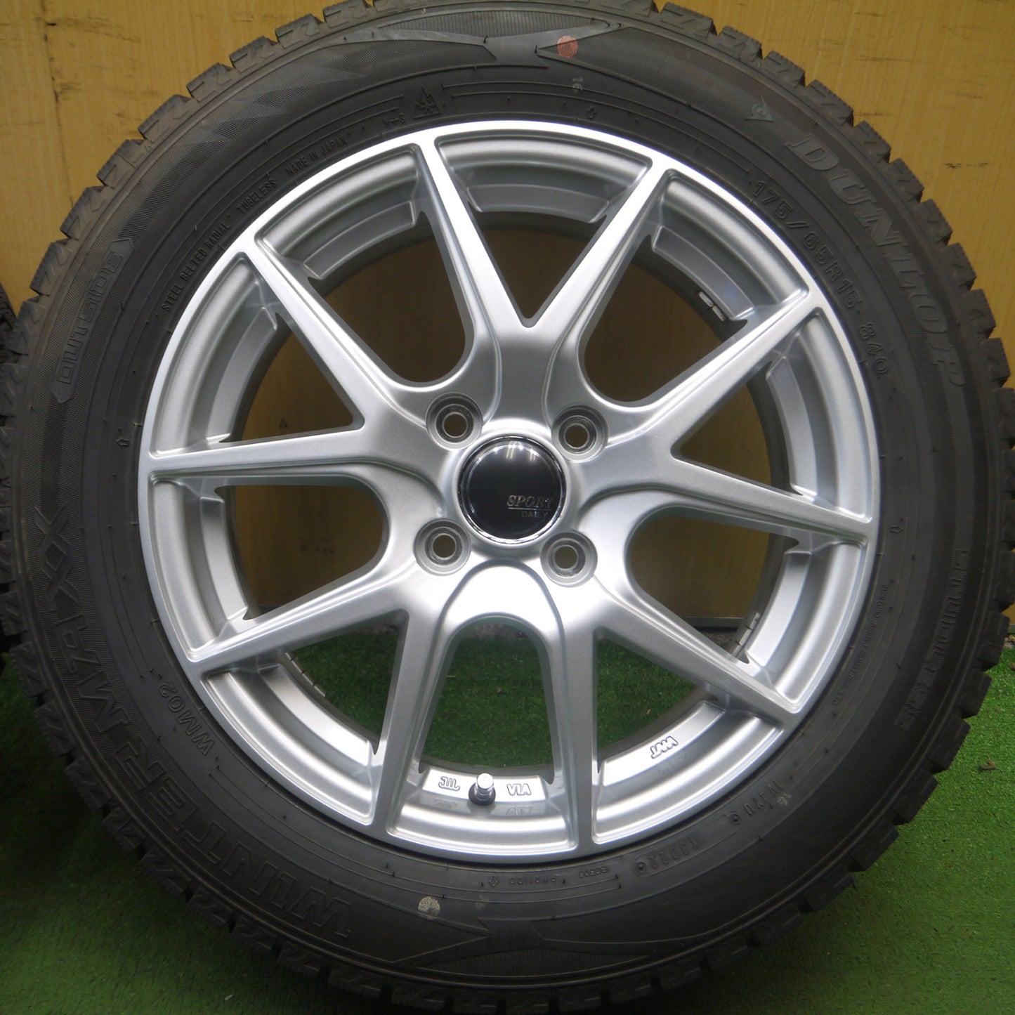 *送料無料* バリ溝！22年！キレイ！9.5分★スタッドレス 175/65R15 ダンロップ ウインターマックス WM02 SPORT DAISY 15インチ PCD100/4H★4061702Hス