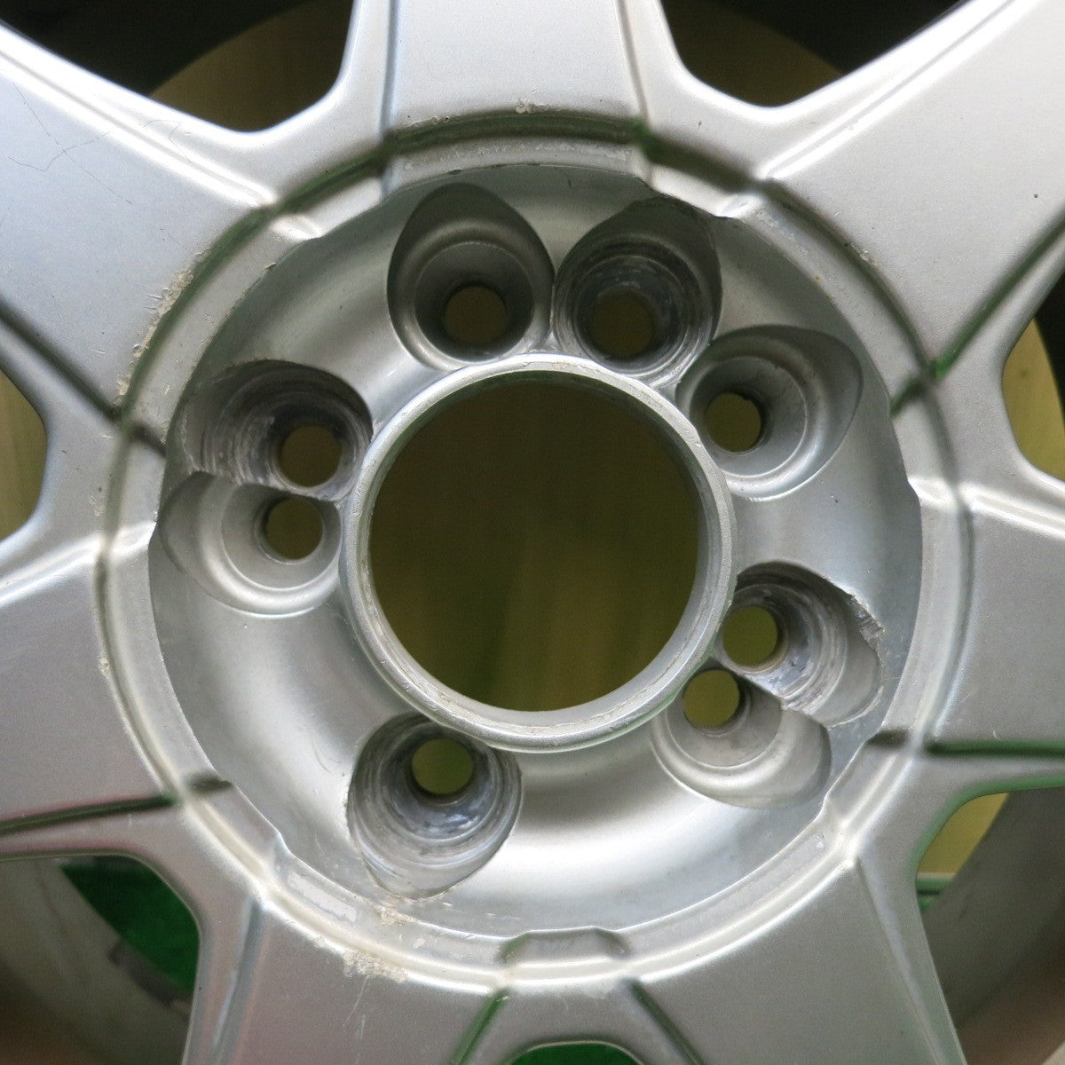 国産バリ溝23年式195/65R15 スタッドレス 国産バリ溝23年式195/65R15 スタッドレス