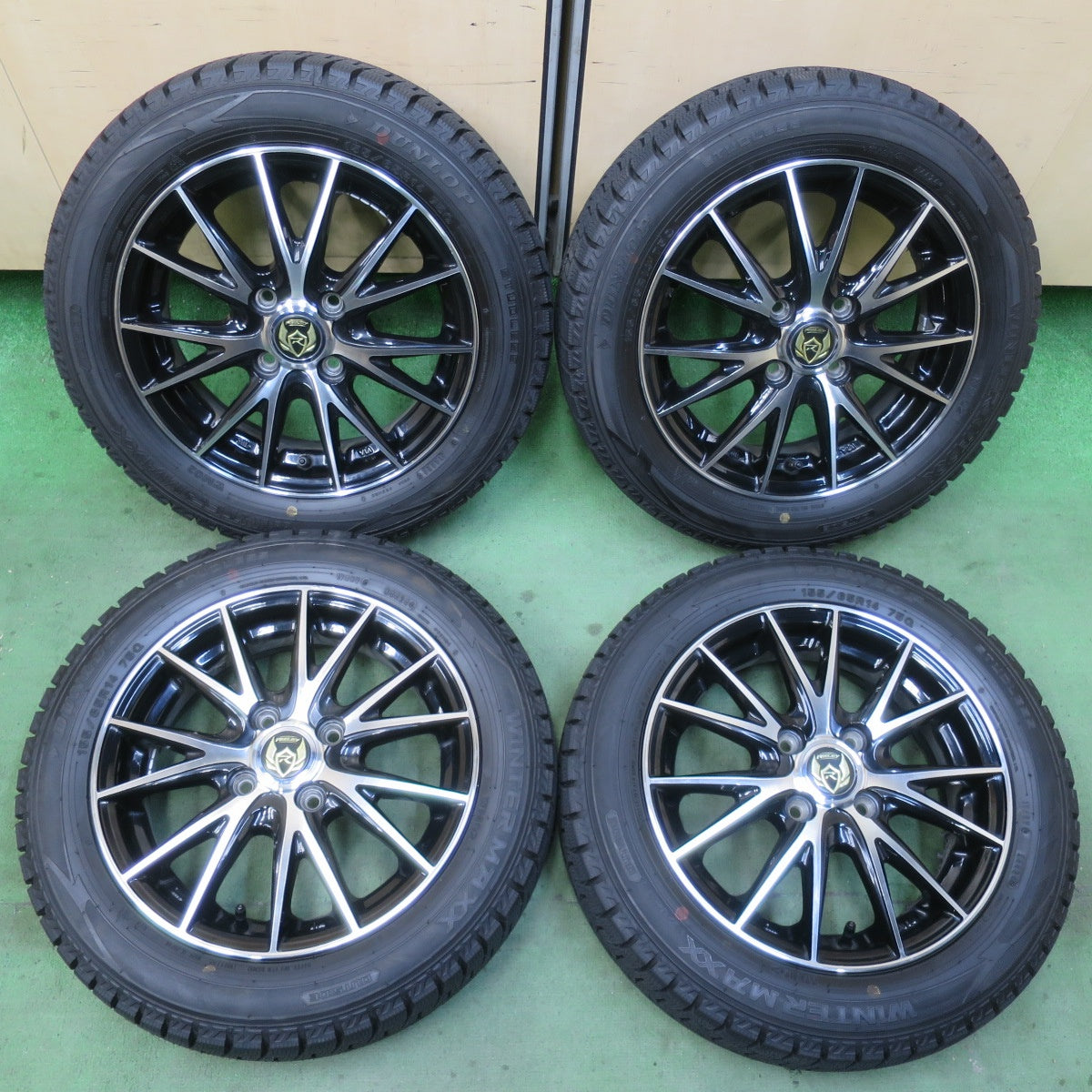 バリ溝！24年！キレイ！ほぼ10分★スタッドレス 155/65R14 ダンロップ ウインターマックス WM02 RiZLEY ライツレー 14インチ PCD100/4H★6012703イス