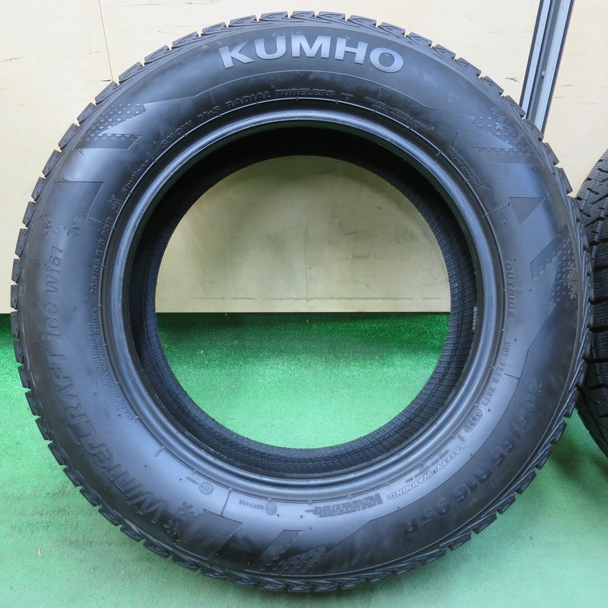 バリ溝！22年！9.5分以上★スタッドレス 205/65R16 クムホ ウィンタークラフト アイス Wi61 タイヤ 16インチ ヤリスクロス セレナ ティアナ 等★5032011イスタ