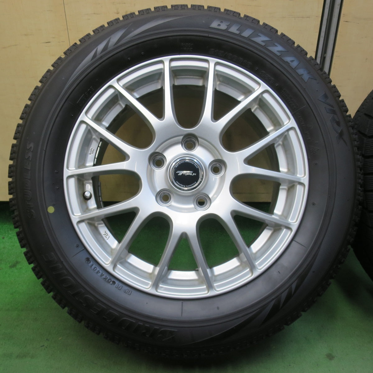 バリ溝！8.5分★スタッドレス 215/60R16 ブリヂストン ブリザック VRX TOPRUN トップラン 16インチ PCD114.3/5H★6011601イス