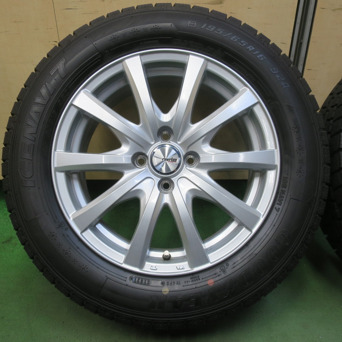 バリ溝！キレイ！ほぼ10分◎スタッドレス 195/65R16 グッドイヤー アイスナビ7 ravrion RS01 ラブリオン 16インチ PCD100/4H◎6062003イス