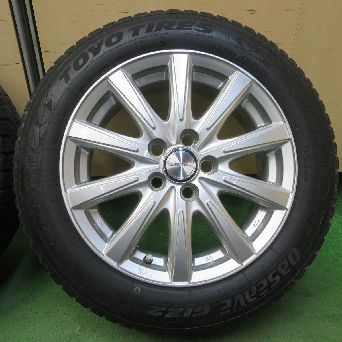 キレイ★シエンタ 等 175/65R15 スタッドレス トーヨー オブザーブ GIZ2 JOKER ジョーカー 15インチ PCD100/5H★6022602イス