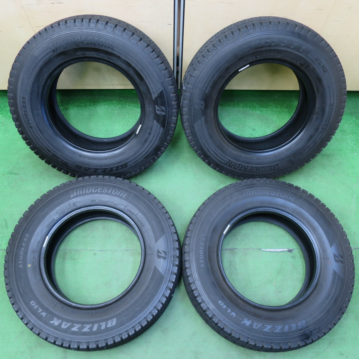 [送料無料] バリ溝！22年！8.5分★スタッドレス 195/80R15 107/105N ブリヂストン ブリザック VL10 タイヤ 15インチ ハイエース キャラバン 等★4110806イスタ