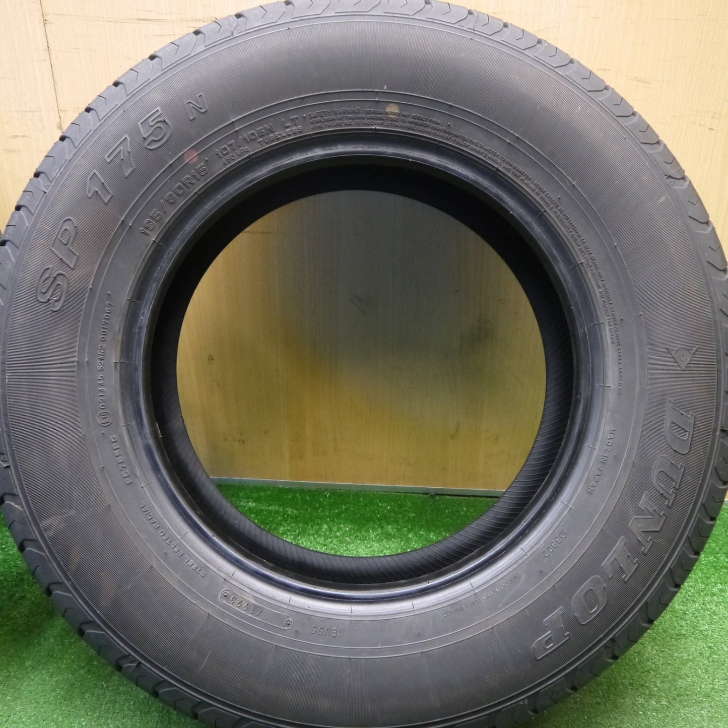 バリ溝！23年！9.5分★195/80R15 107/105N ダンロップ SP175N タイヤ 15インチ ハイエース 等★6020901Hノタ