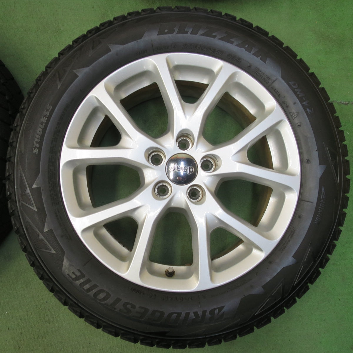 バリ溝！キレイ！8.5分★JEEP ジープ KL チェロキー 純正 225/60R17 スタッドレス ブリヂストン ブリザック DM-V2 17インチ PCD110/5H★5110707イス
