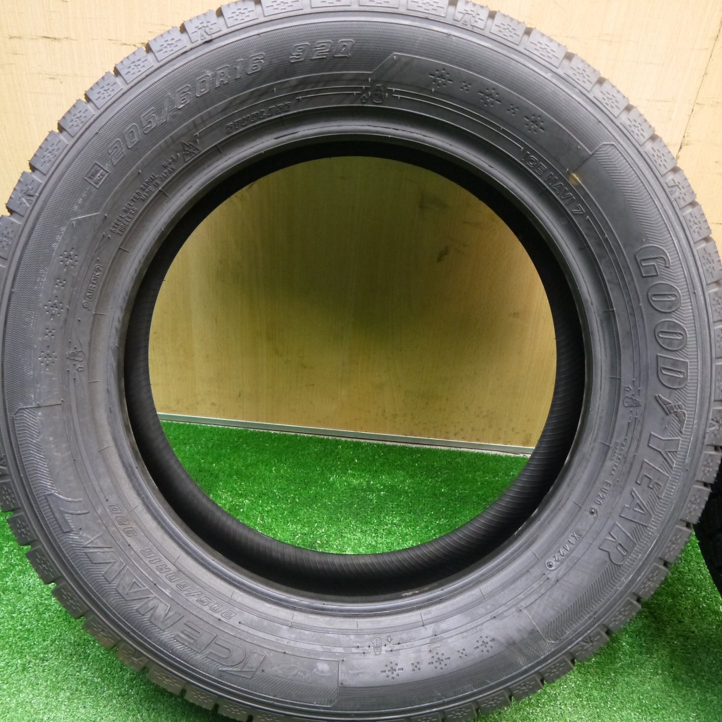 未使用！22年！2本★スタッドレス 205/60R16 グッドイヤー アイスナビ7 タイヤ 16インチ ノア ヴォクシー プリウスα ステップワゴン 等★5110706Hスタ