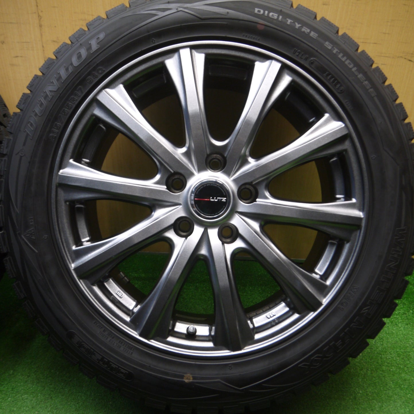 [送料無料] バリ溝！キレイ！9.5分以上★スタッドレス 215/55R17 ダンロップ ウインターマックス WM01 LUTZ 17インチ PCD114.3/5H★5011507Hス