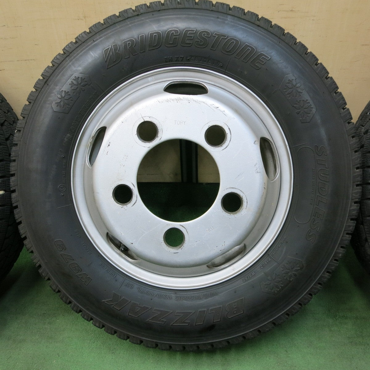 [送料無料] バリ溝！8.5分！6本★トラック タイヤ 195/75R15 109/107L スタッドレス ブリヂストン ブリザック W979 TOPY スチール 15インチ PCD203.2/5H★5031501ナス