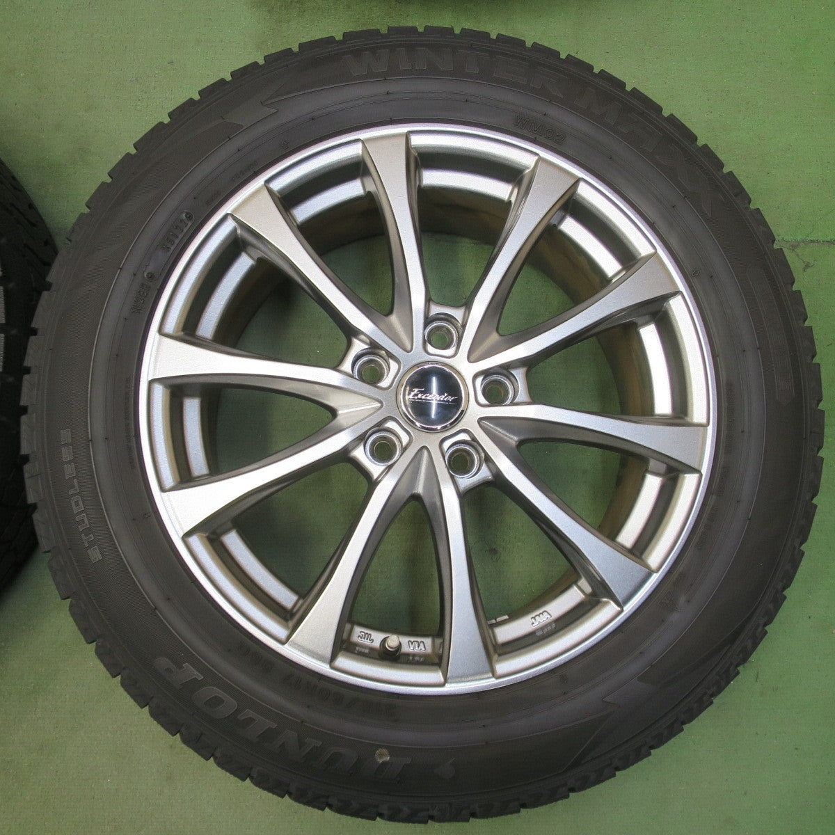 バリ溝！22年！キレイ！9.5分◎スタッドレス 215/60R17 ダンロップ ウインターマックス WM02 Exceeder エクシーダー 17インチ PCD114.3/5H◎6101201イス