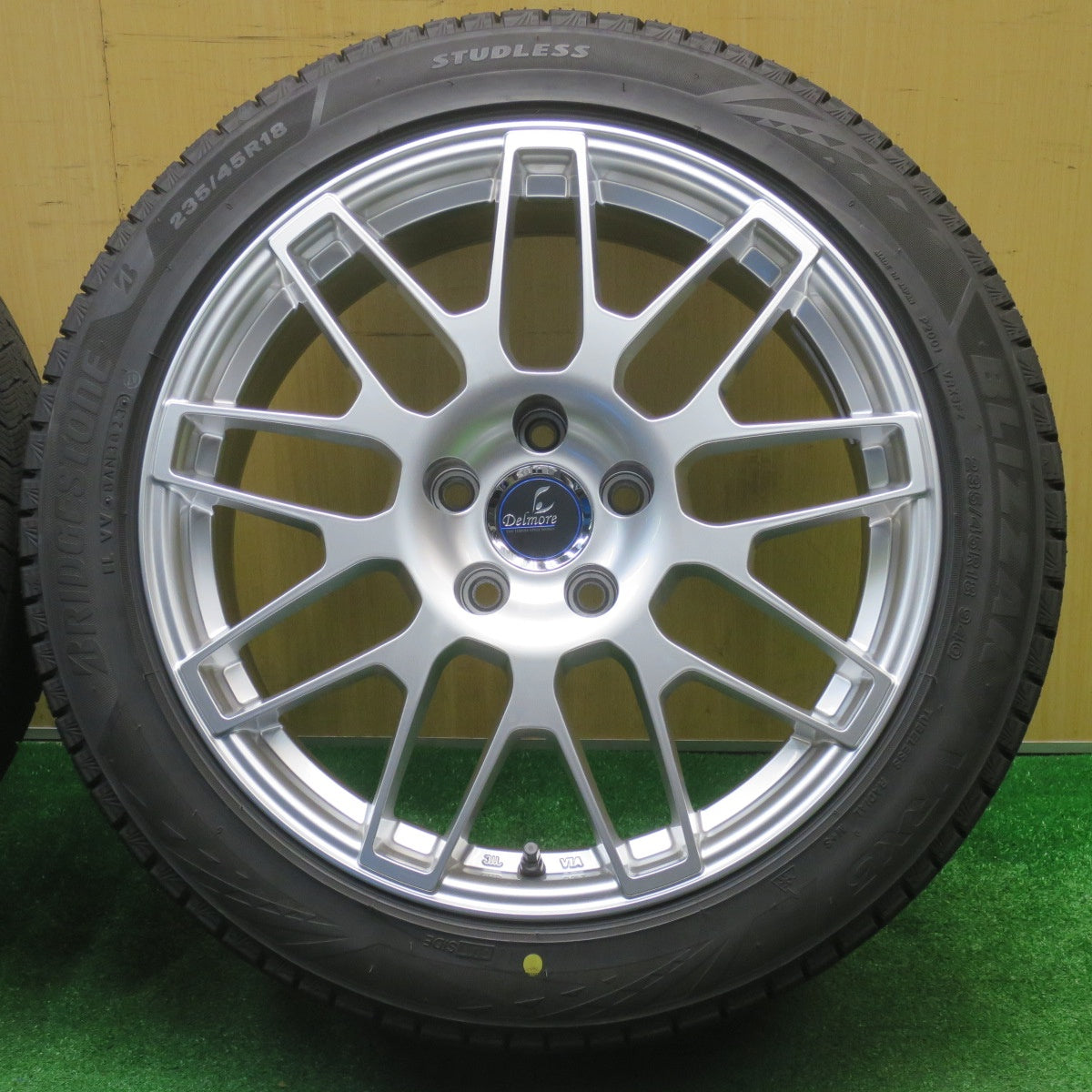 センサー付！バリ溝！23年！キレイ！9.5分★レクサス 等 235/45R18 スタッドレス ブリヂストン ブリザック VRX3 Delmore デルモア 18インチ PCD114.3/5H★5111314NJス