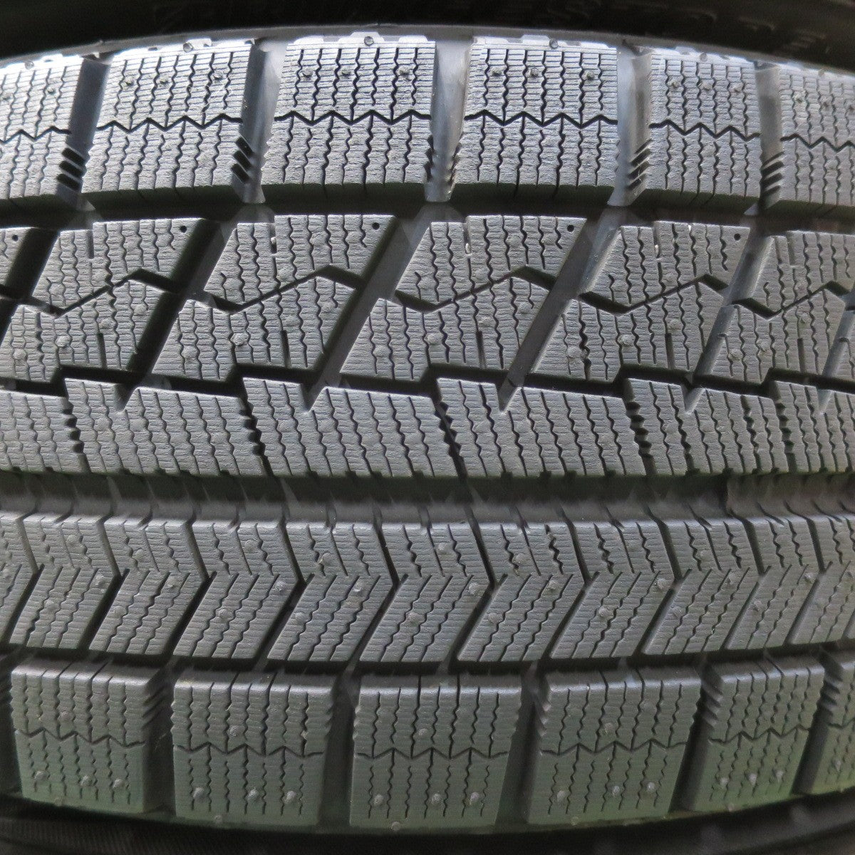 [送料無料] バリ溝！キレイ！ほぼ10分★スタッドレス 205/65R16 ブリヂストン ブリザック VRX ECO FORME エコフォルム 16インチ PCD114.3/5H★5011612イス
