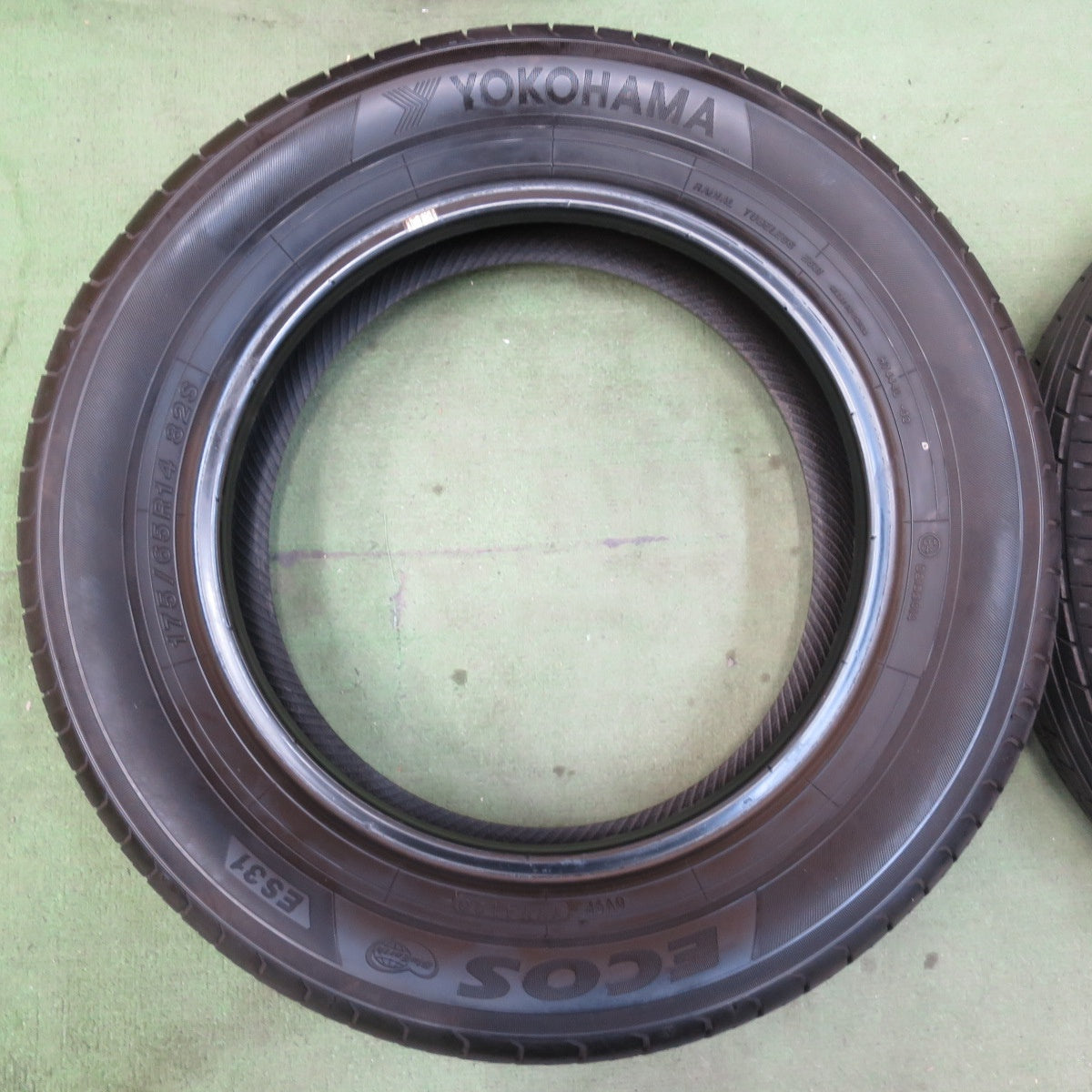 バリ溝！8.5分★175/65R14 ヨコハマ エコス ES31 タイヤ 14インチ ノート フィット キューブ ヴィッツ 等★5112405イノタ