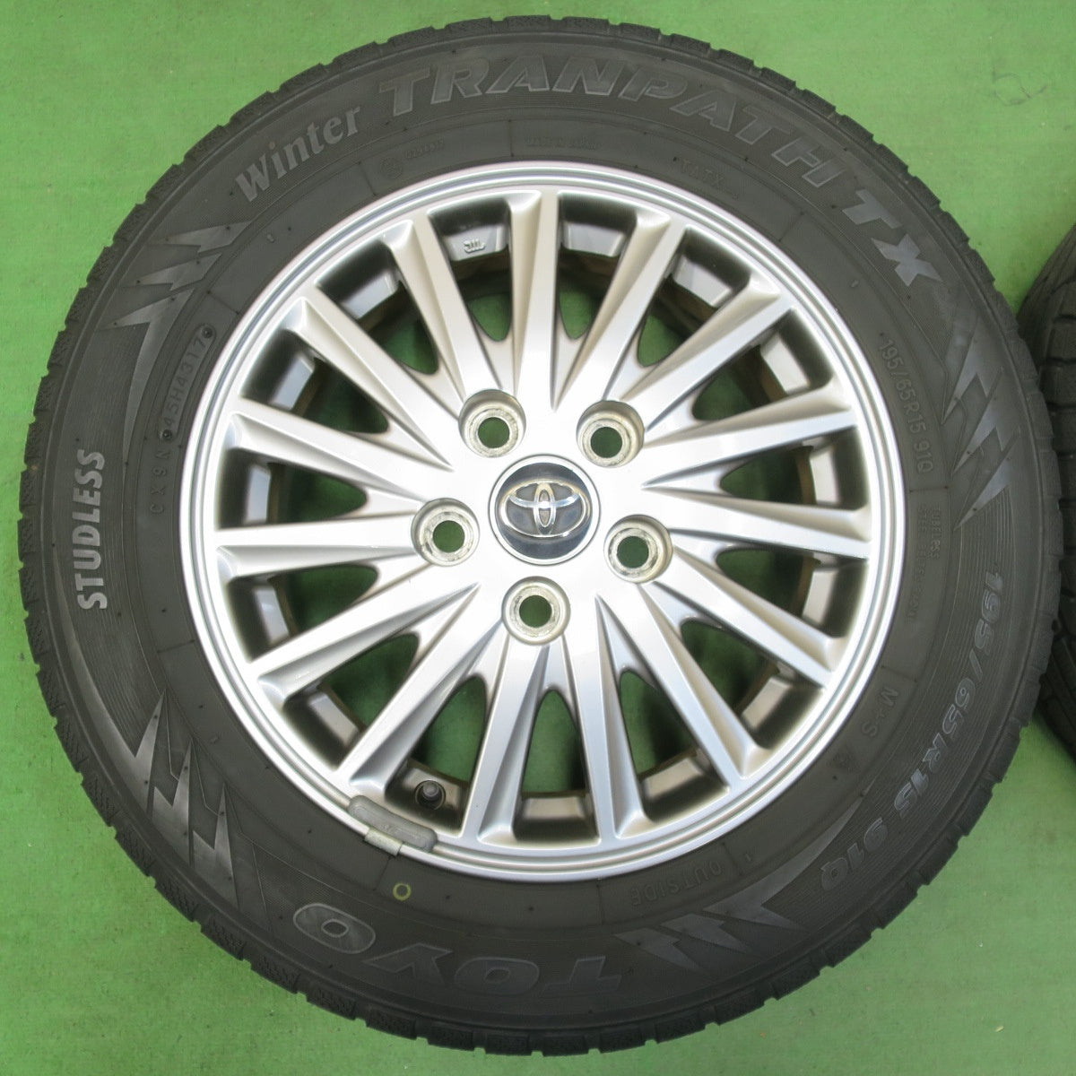 [送料無料] キレイ★トヨタ 80系 ノア ヴォクシー 純正 195/65R15 スタッドレス トーヨー ウインター トランパス TX 15インチ PCD114.3/5H★5031706イス