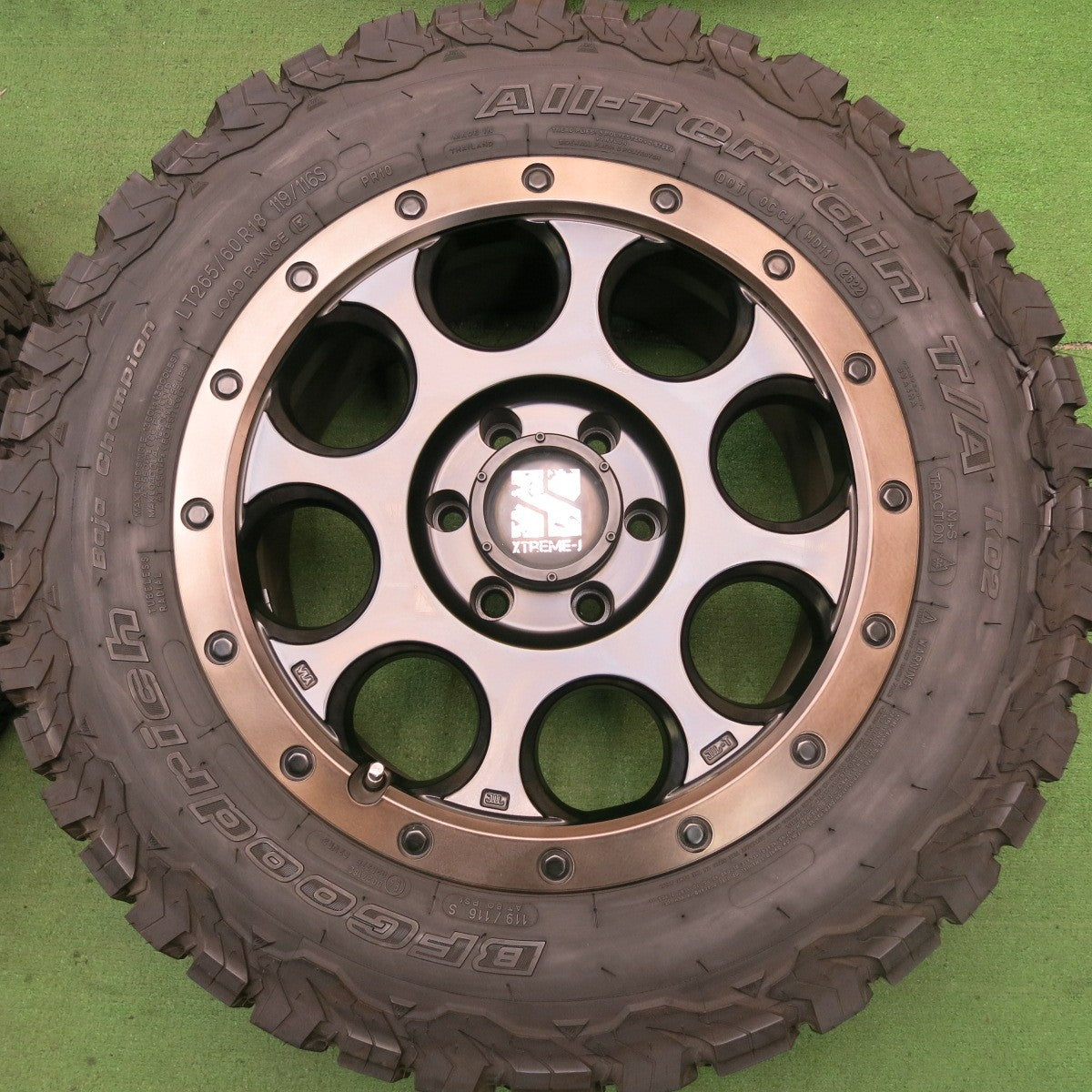 バリ溝！22年！キレイ！9.5分★XTREME-J 265/60R18 119/116S BFグッドリッチ All-Terrain T/A KO2 エクストリームJ 18インチ PCD139.7/6H★5072001HAノ