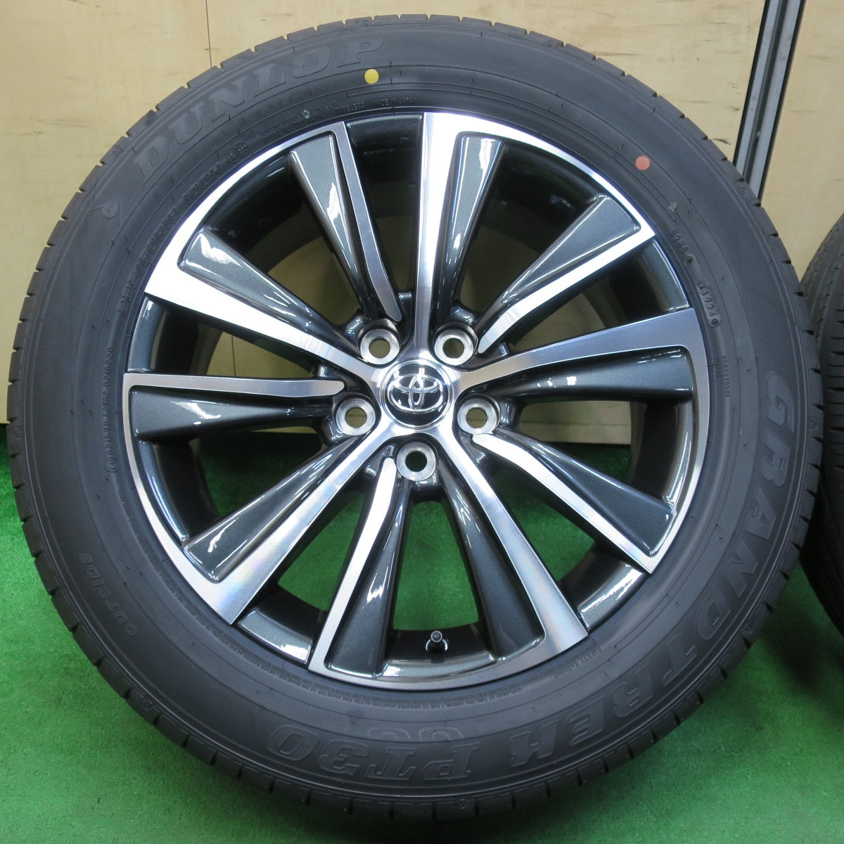 *送料無料* 新車外し！24年★トヨタ 80系 ハリアー Gグレード 純正 225/60R18 ダンロップ グラントレック PT30 18インチ PCD114.3/5H★4072208イノ