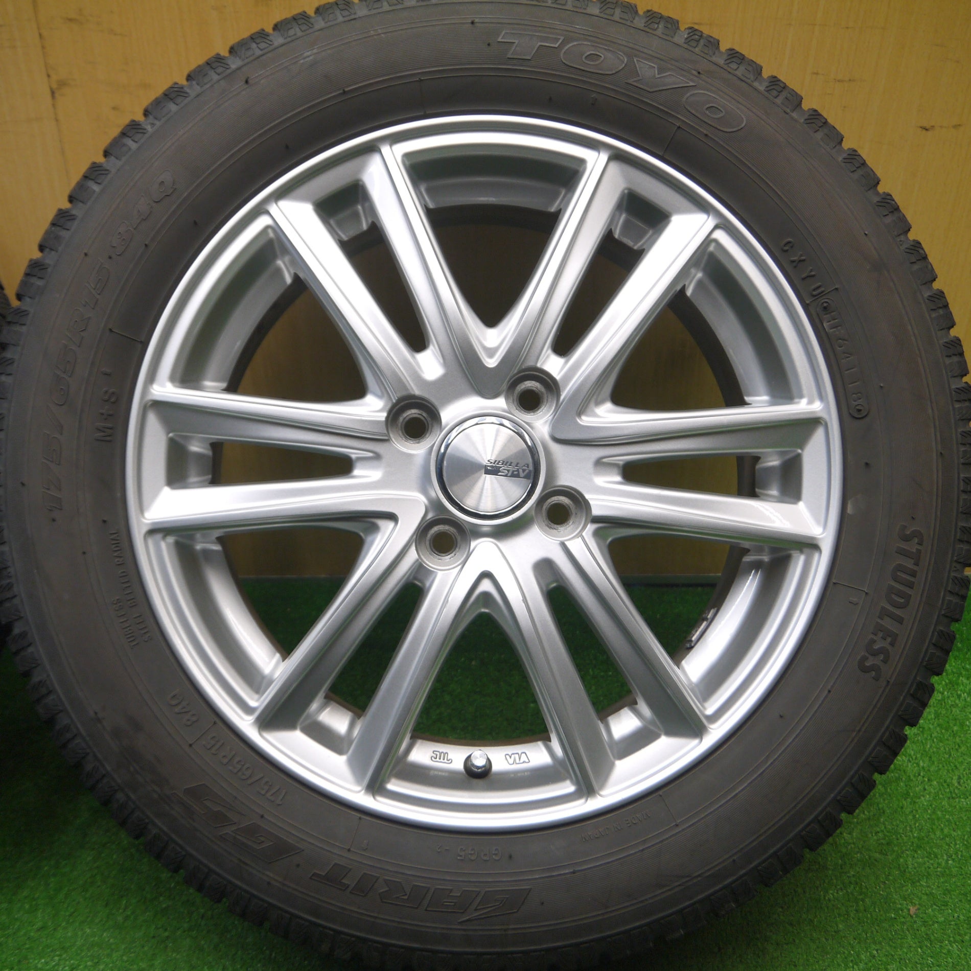 送料無料] バリ溝！キレイ！9分☆スタッドレス 175/65R15 トーヨー