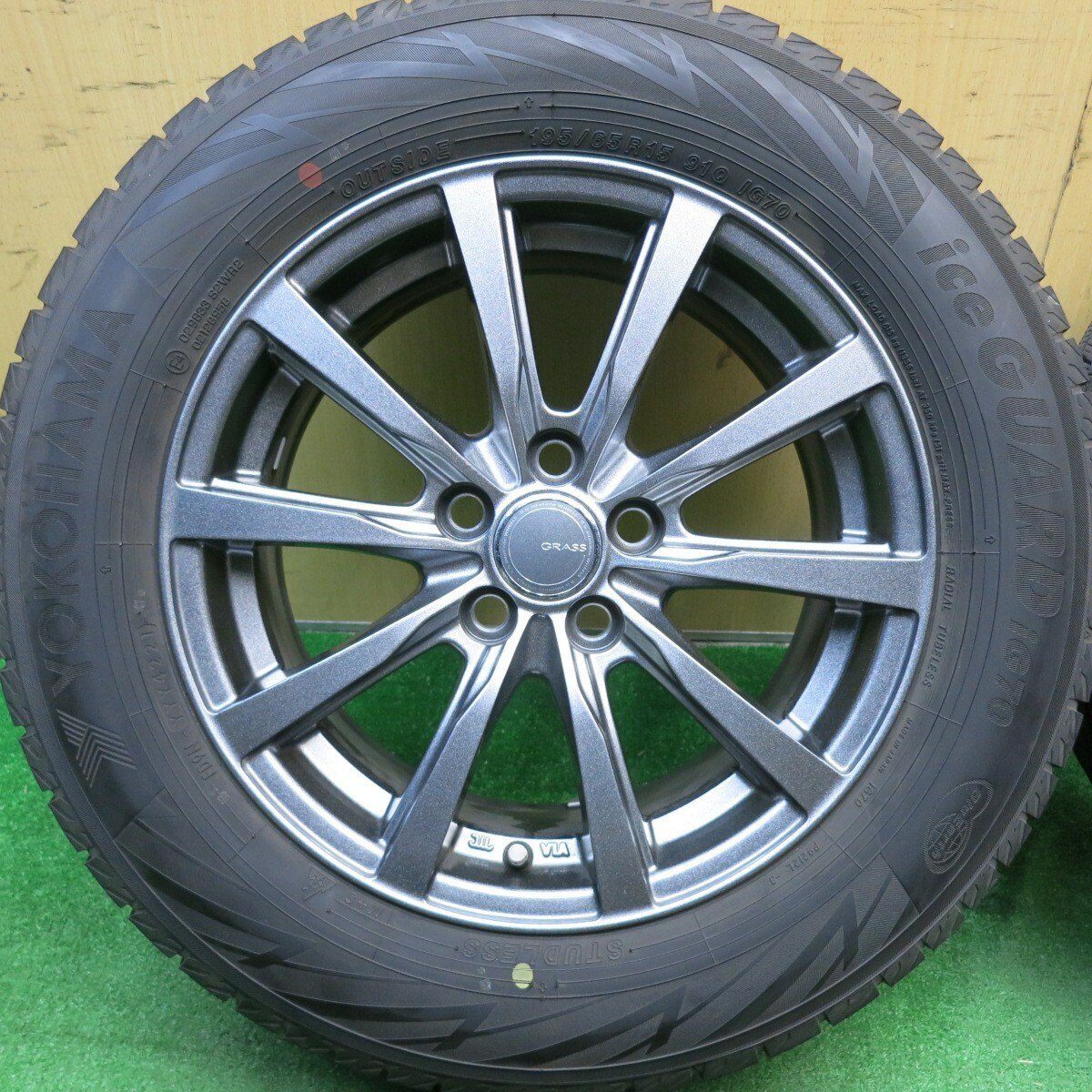 バリ溝！21年！キレイ！8.5分★プリウス 等 195/65R15 スタッドレス ヨコハマ アイスガード iG70 GRASS グラス 15インチ PCD100/5H★5040502TNス