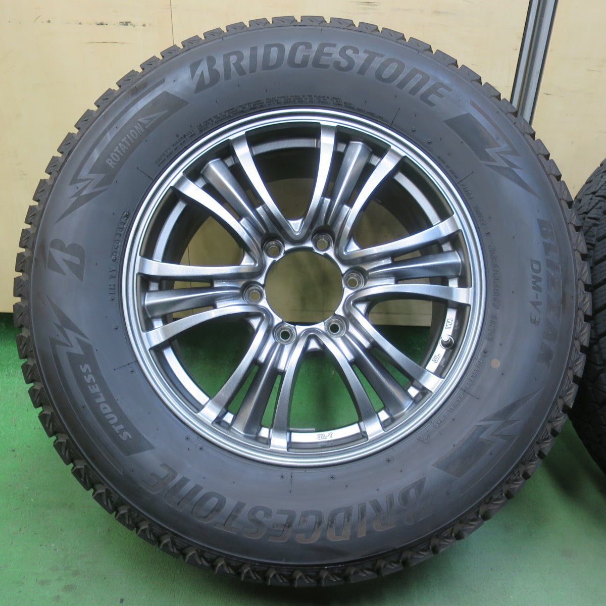 バリ溝！23年！キレイ！9.5分★スタッドレス 265/65R17 ブリヂストン ブリザック DM-V3 BAZALT X TYPE2 バザルト タイプ2 17インチ PCD139.7/6H★6040708イス