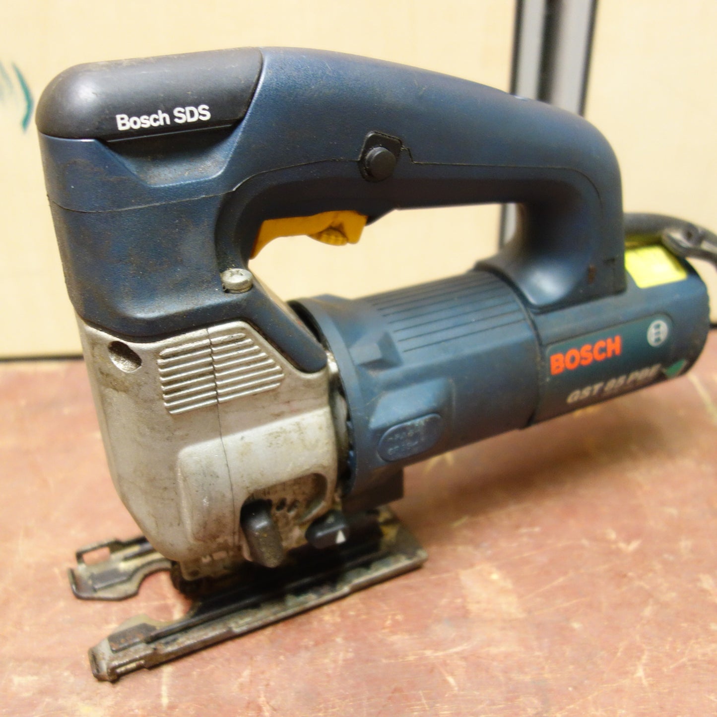 [送料無料] ☆ボッシュ ジグソー 電気のこぎり 100V GST 85 PBE ケース 替刃 付き BOSCH 電動 工具☆