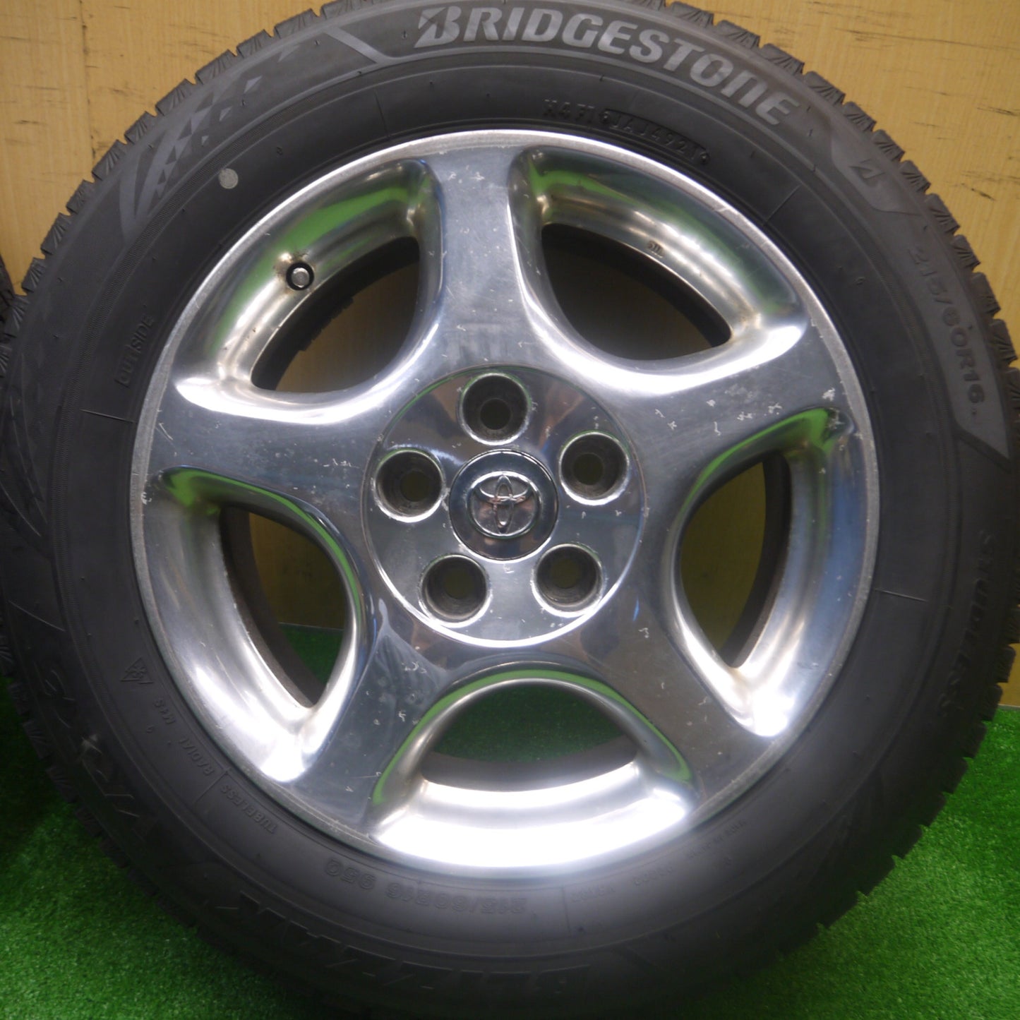 *送料無料* バリ溝！21年！9.5分★トヨタ アリスト 純正 215/60R16 スタッドレス ブリヂストン ブリザック VRX3 16インチ PCD114.3/5H★4082801Hス