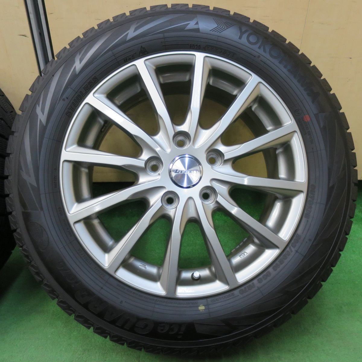 [送料無料] 超バリ溝！21年！キレイ！ほぼ10分★スタッドレス 205/60R16 ヨコハマ アイスガード iG70 LEBEN レーベン 16インチ PCD114.3/5H★4120611イス
