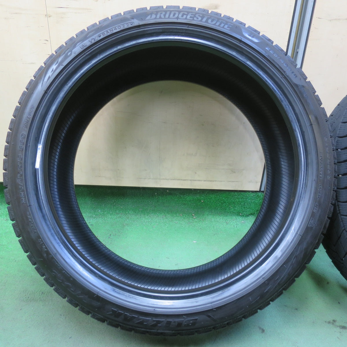 バリ溝！22年！8.5分★スタッドレス 225/40R18 ブリヂストン ブリザック VRX3 タイヤ 18インチ GR ヤリス カローラ スポーツ インプレッサ BRZ 86 等★6072810イスタ