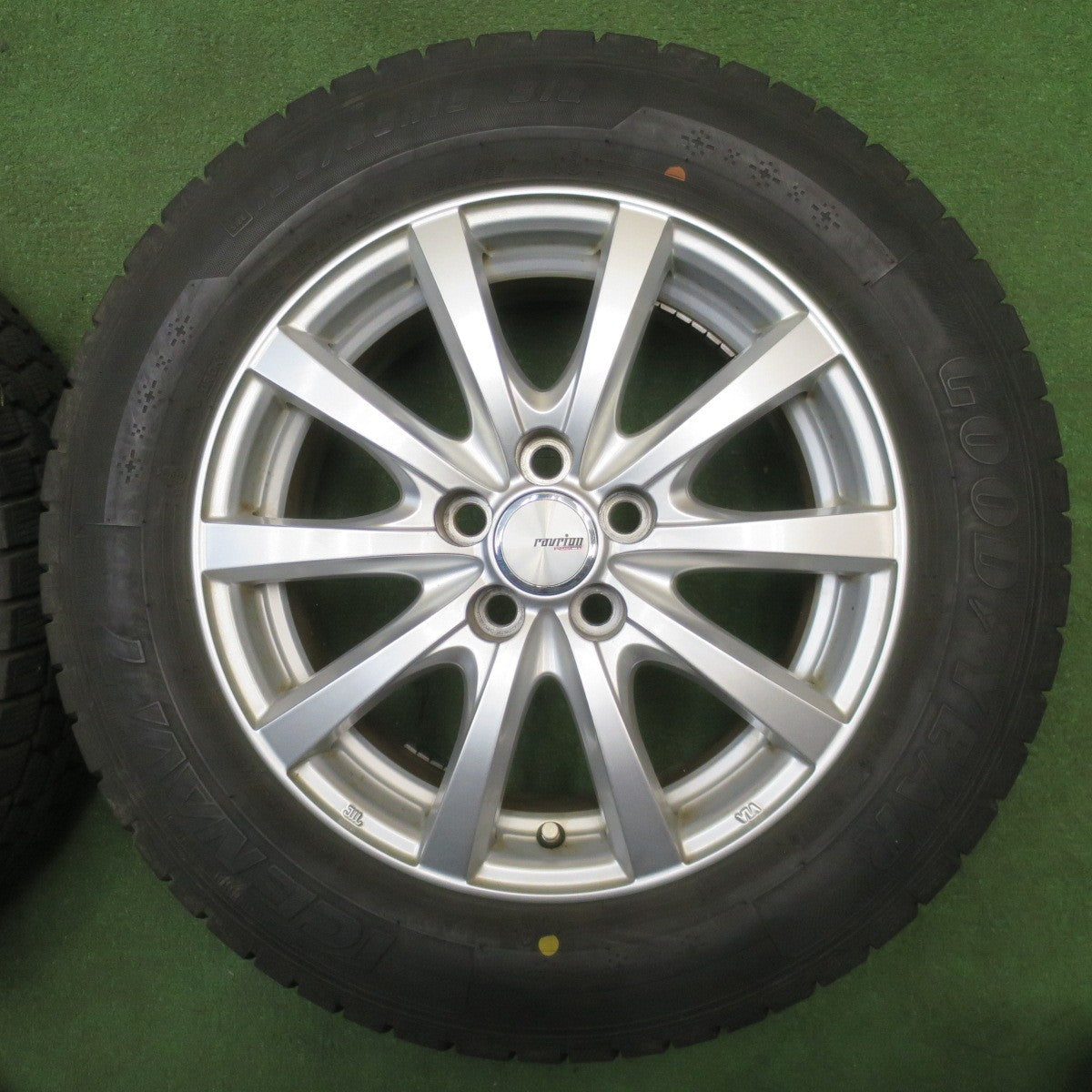 バリ溝！キレイ！8.5分★プリウス 等 195/65R15 スタッドレス グッドイヤー アイスナビ7 ravrion RS01 ラブリオン 15インチ PCD100/5H★6022001NJス
